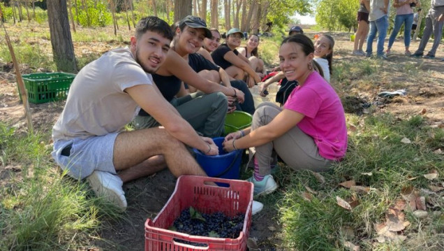 imagen UNCUYO cosmopolita: estudiantes franceses estuvieron en el Liceo Agrícola para conocer la cultura vitivinícola