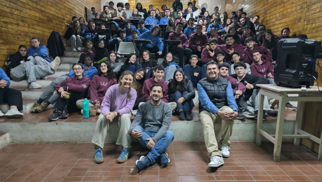 imagen TALLER DE PODA CON EL EGRESADO Y REFERENTE, ING. AGR. CANATELLA