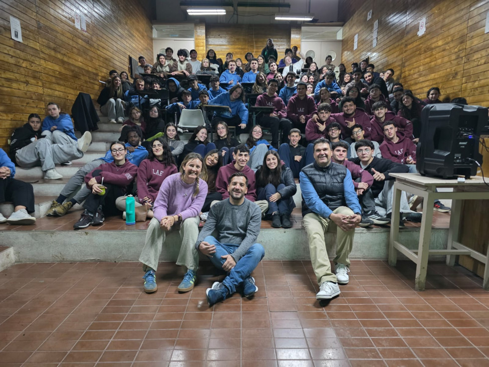 imagen TALLER DE PODA CON EL EGRESADO Y REFERENTE, ING. AGR. CANATELLA