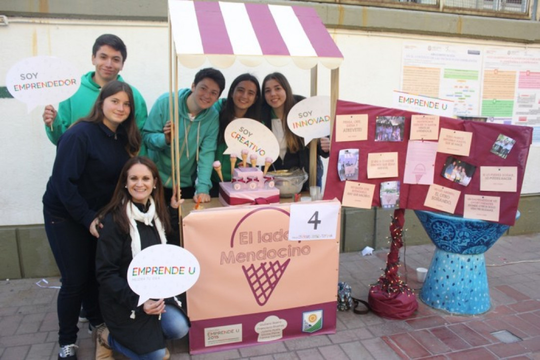 imagen EXCELENTE DESEMPEÑO DE LOS ESTUDIANTES DEL LAE EN FERIA DE EMPRENDEDORES