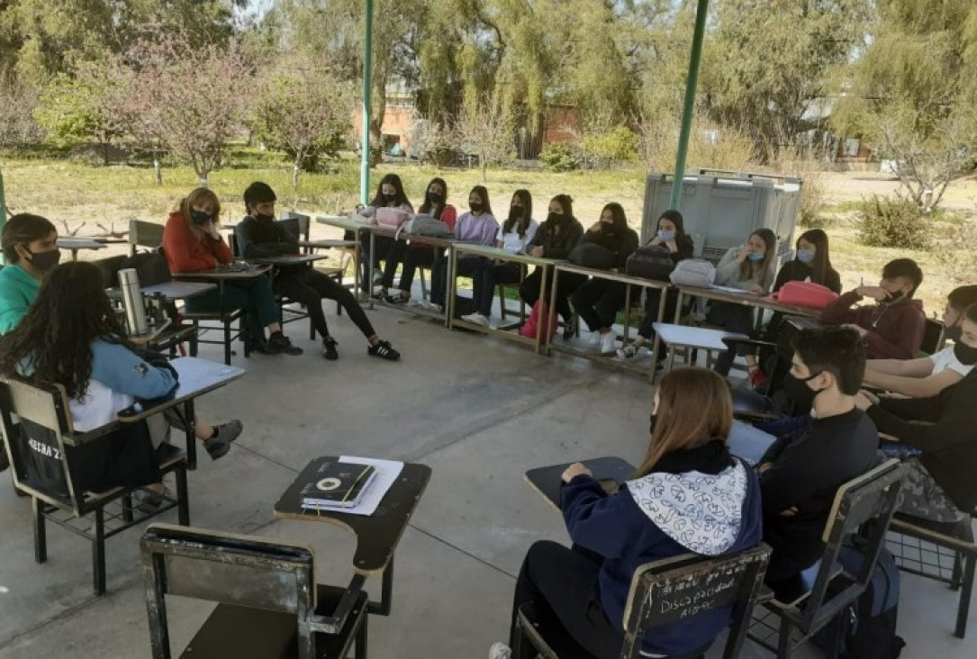 imagen LOS GUARDIANES DE LA HISTORIA LICEÍSTA COMPARTIERON SU EXPERIENCIA DE RECUPERACIÓN HISTÓRICA E IDENTITARIA CON ESTUDIANTES DE LA ESCUELA MARTÍN ZAPATA