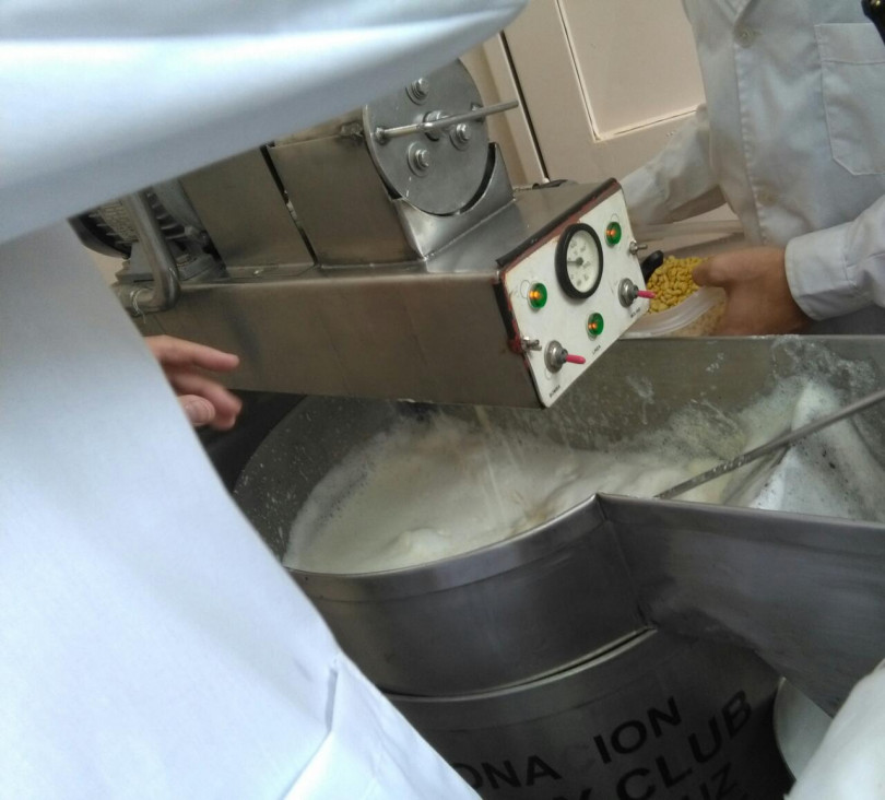 imagen ESTUDIANTES DEL LAE ELABORARON LECHE DE SOJA Y HAMBURGUESAS CON LA "VACA MECÁNICA"